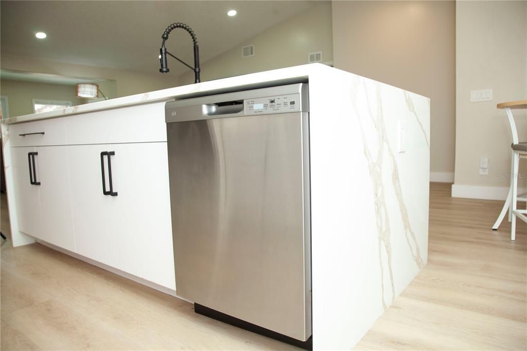For Sale: $379,000 (3 beds, 2 baths, 1602 Square Feet)