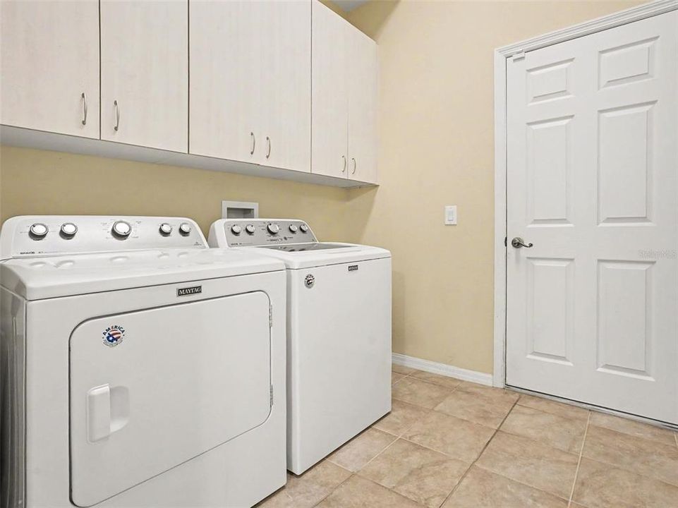 Activo con contrato: $550,000 (4 camas, 3 baños, 2571 Pies cuadrados)