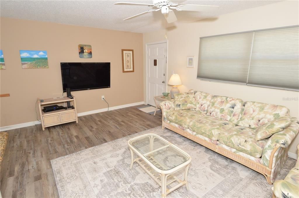 For Rent: $2,000 (1 beds, 1 baths, 747 Square Feet)