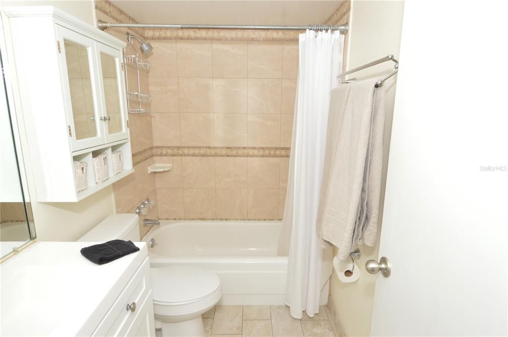 For Rent: $2,000 (1 beds, 1 baths, 747 Square Feet)