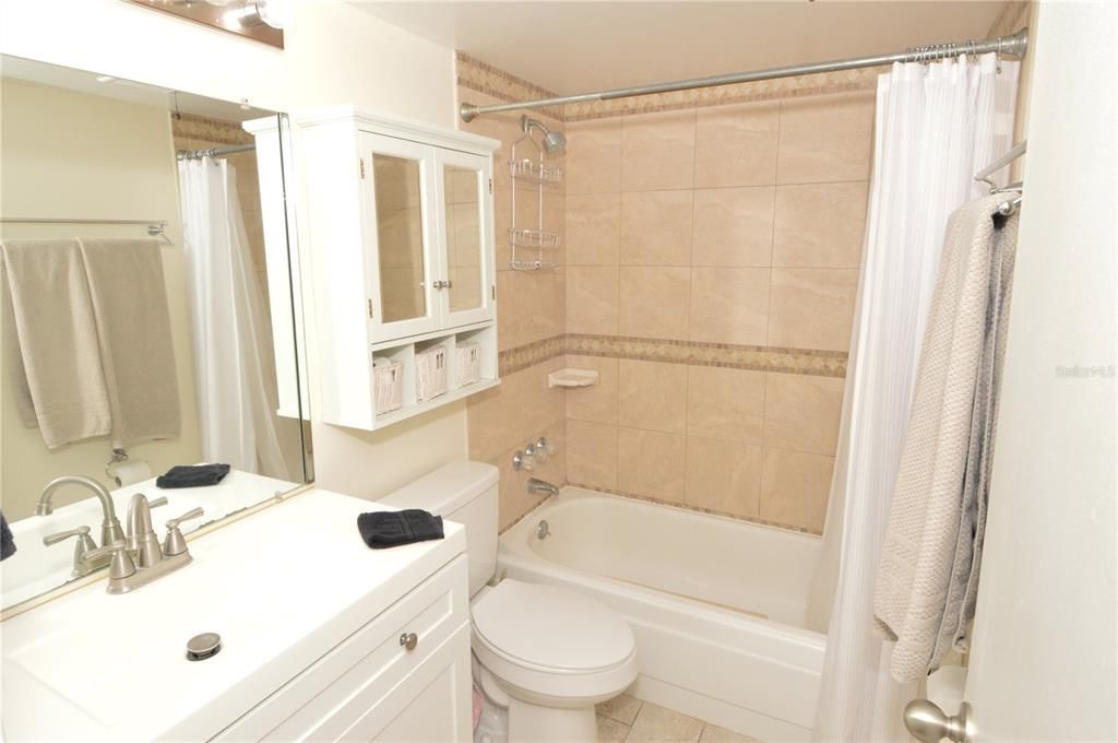 For Rent: $2,000 (1 beds, 1 baths, 747 Square Feet)