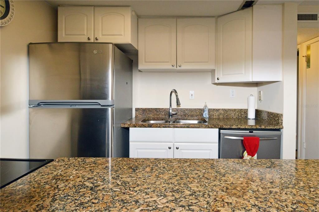 For Rent: $2,000 (1 beds, 1 baths, 747 Square Feet)