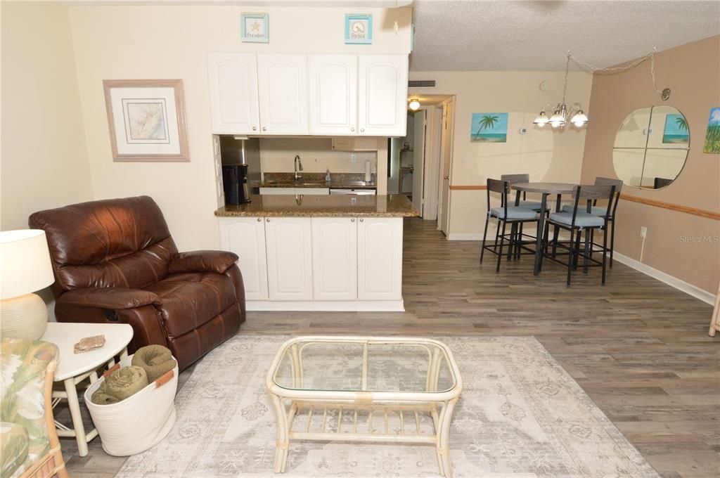 For Rent: $2,000 (1 beds, 1 baths, 747 Square Feet)