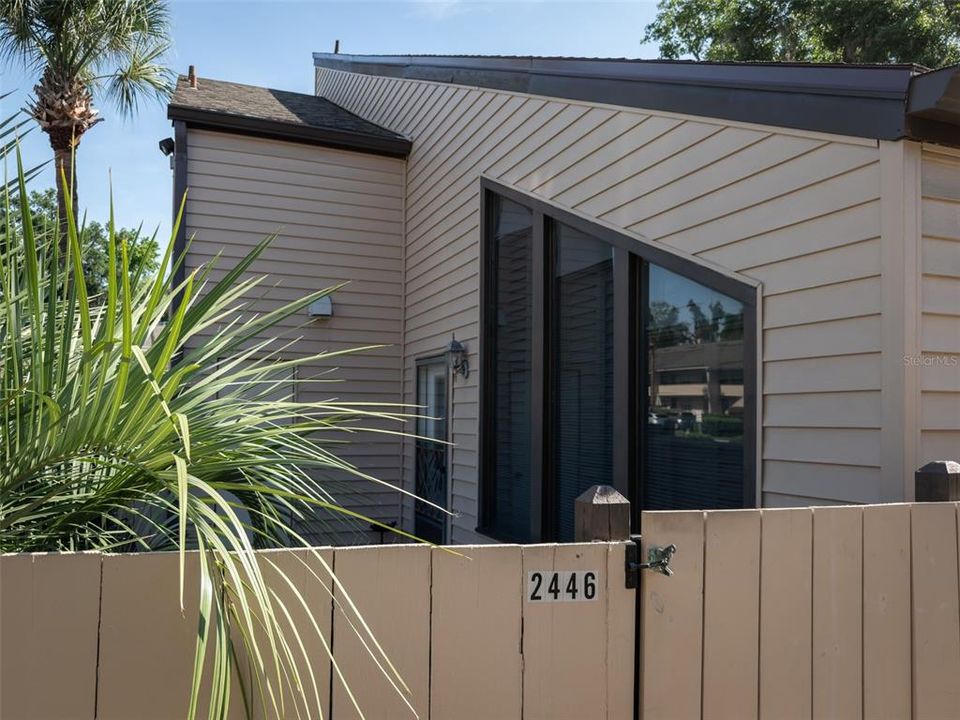 For Sale: $145,900 (1 beds, 1 baths, 990 Square Feet)