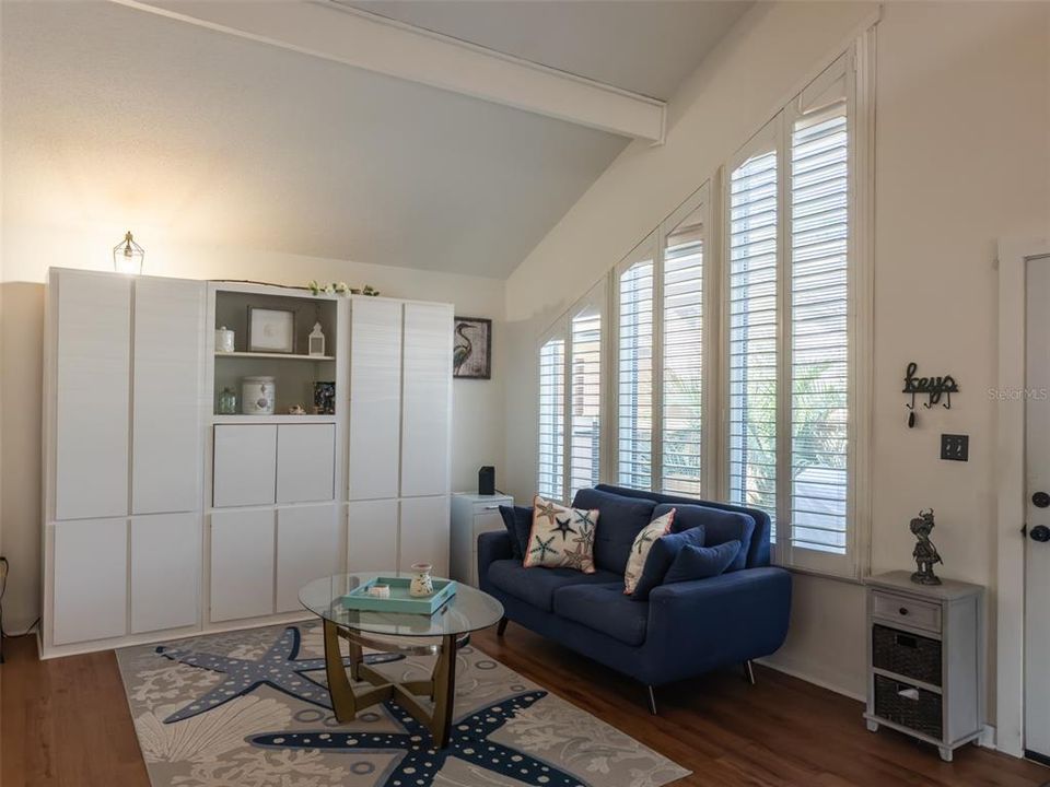 For Sale: $145,900 (1 beds, 1 baths, 990 Square Feet)