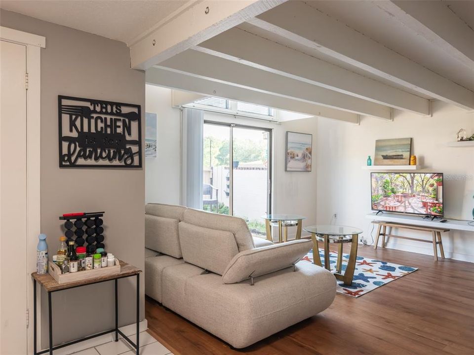 For Sale: $145,900 (1 beds, 1 baths, 990 Square Feet)