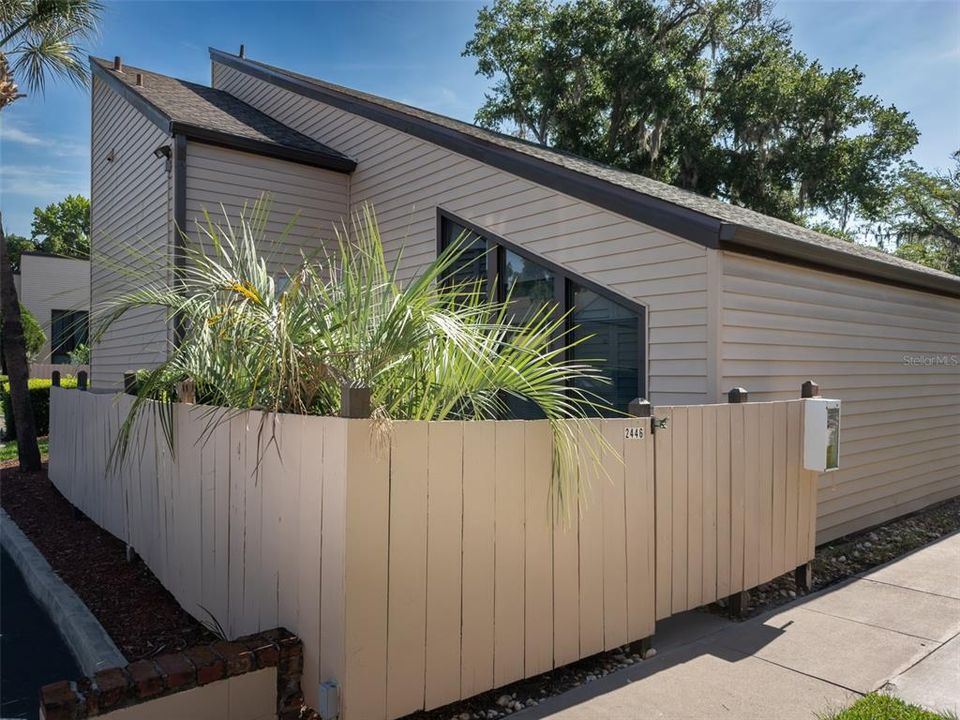 For Sale: $145,900 (1 beds, 1 baths, 990 Square Feet)