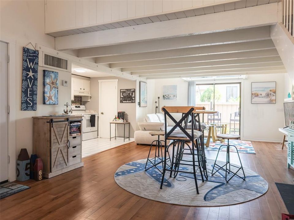 For Sale: $145,900 (1 beds, 1 baths, 990 Square Feet)