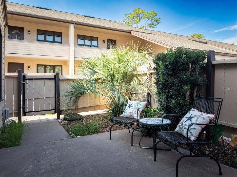 For Sale: $145,900 (1 beds, 1 baths, 990 Square Feet)