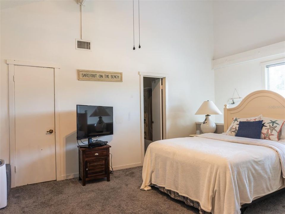 For Sale: $145,900 (1 beds, 1 baths, 990 Square Feet)