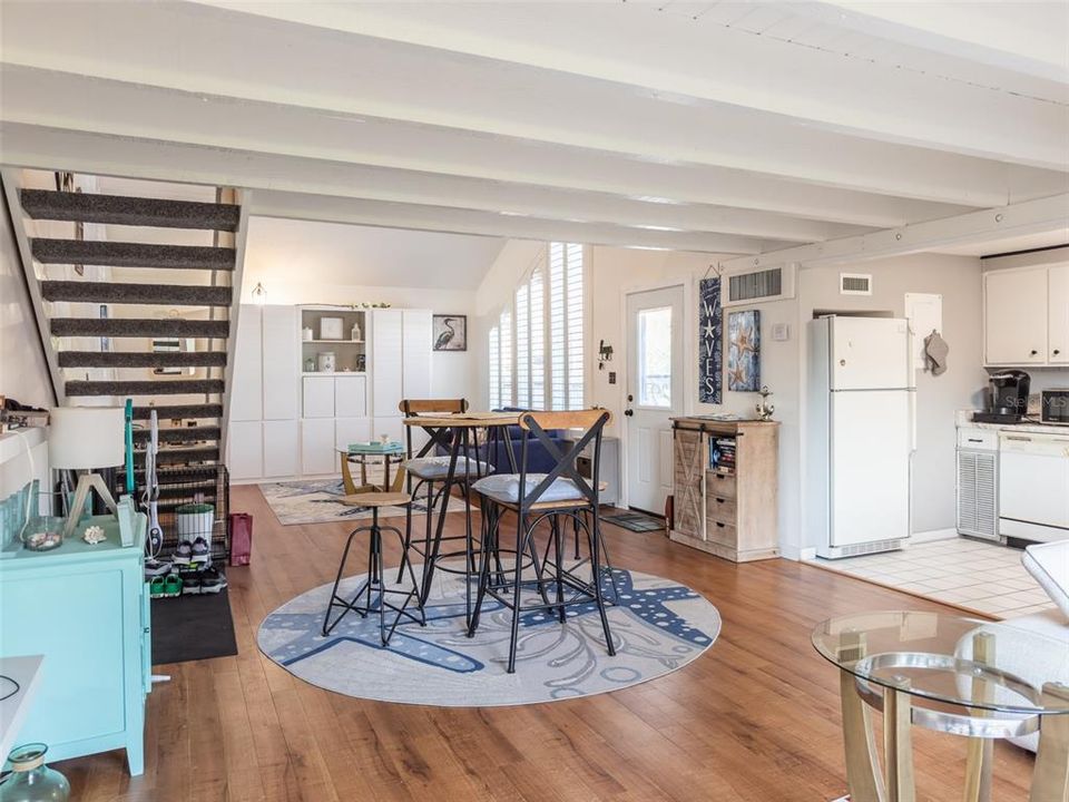 For Sale: $145,900 (1 beds, 1 baths, 990 Square Feet)