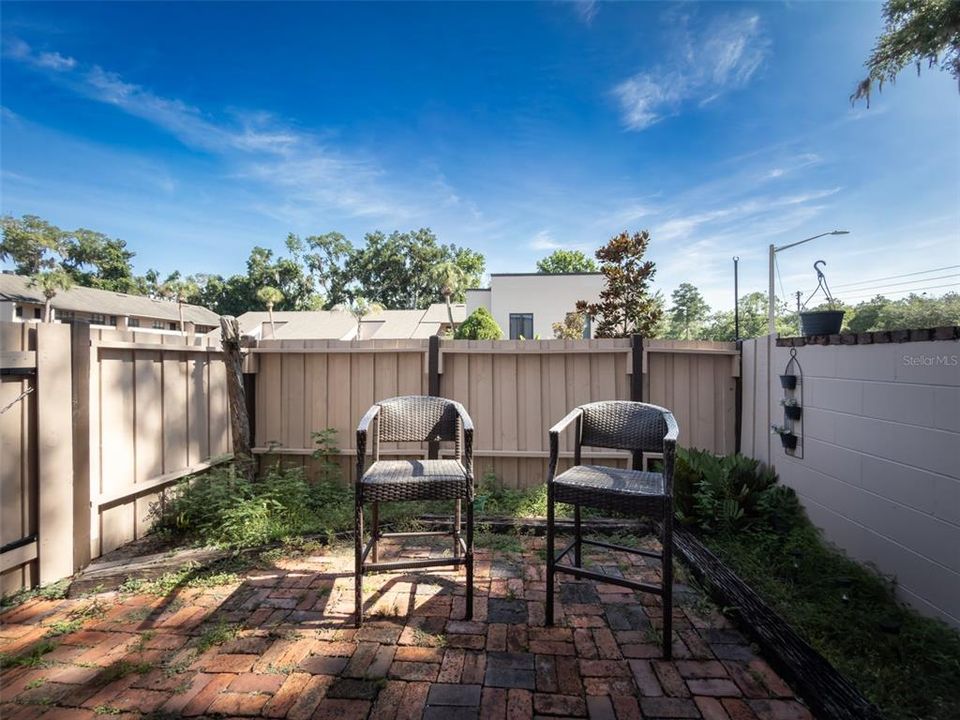 For Sale: $145,900 (1 beds, 1 baths, 990 Square Feet)