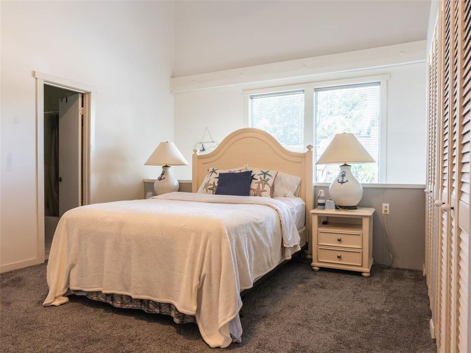 For Sale: $145,900 (1 beds, 1 baths, 990 Square Feet)