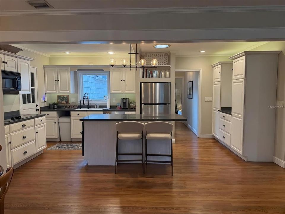 Active With Contract: $700,000 (3 beds, 2 baths, 1315 Square Feet)