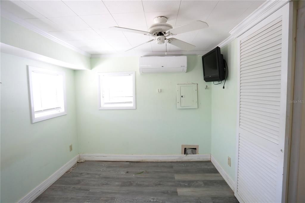 For Sale: $180,000 (1 beds, 1 baths, 350 Square Feet)