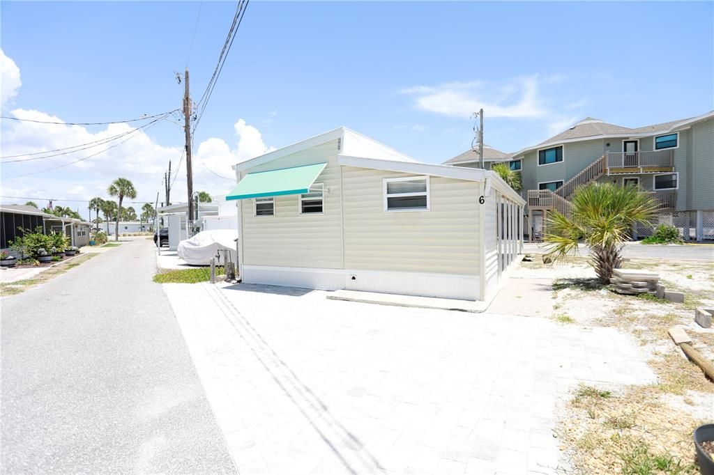 For Sale: $180,000 (1 beds, 1 baths, 350 Square Feet)