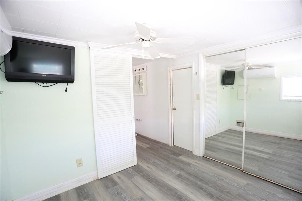 For Sale: $180,000 (1 beds, 1 baths, 350 Square Feet)