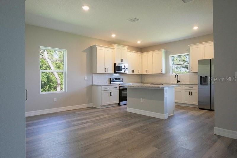 En Venta: $376,900 (4 camas, 3 baños, 2092 Pies cuadrados)