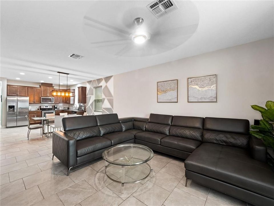 En Venta: $360,000 (4 camas, 2 baños, 1677 Pies cuadrados)