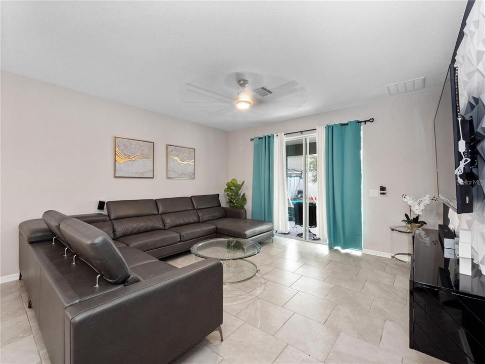 En Venta: $360,000 (4 camas, 2 baños, 1677 Pies cuadrados)