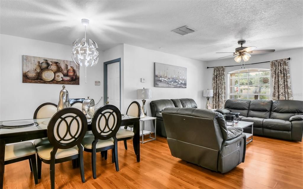 На продажу: $429,000 (4 спален, 2 ванн, 1425 Квадратных фут)