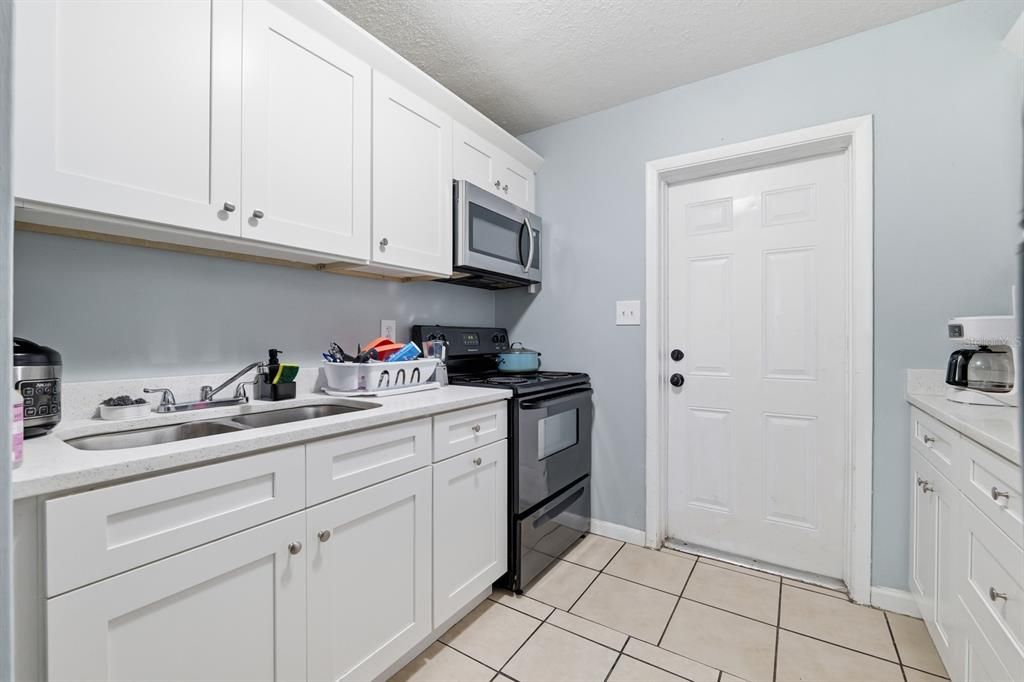 En Venta: $320,000 (4 camas, 2 baños, 1296 Pies cuadrados)