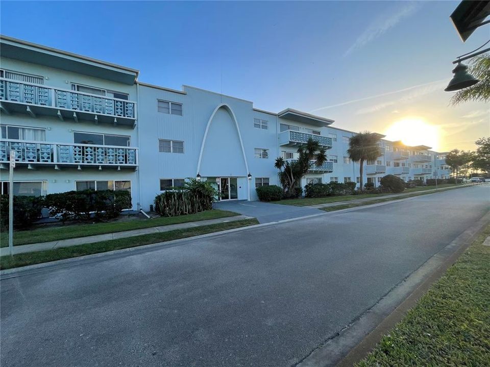 For Sale: $195,000 (2 beds, 1 baths, 936 Square Feet)