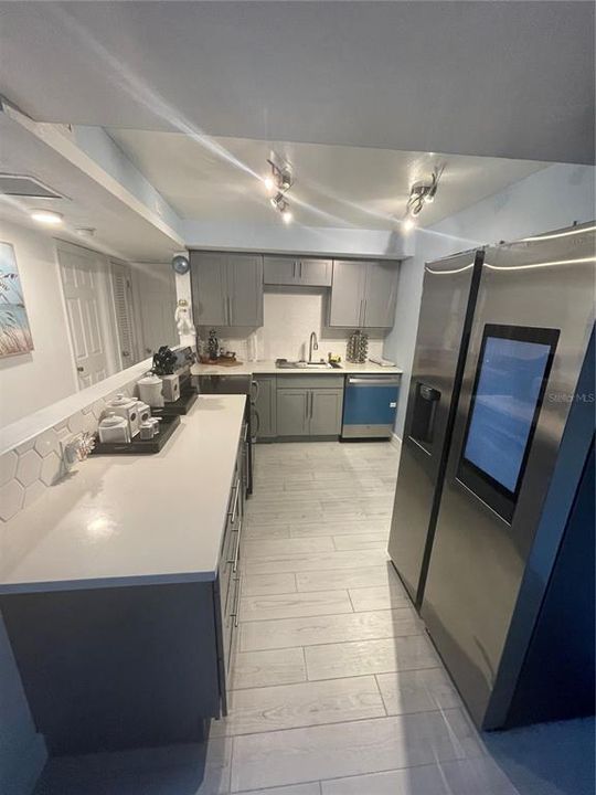 For Sale: $195,000 (2 beds, 1 baths, 936 Square Feet)