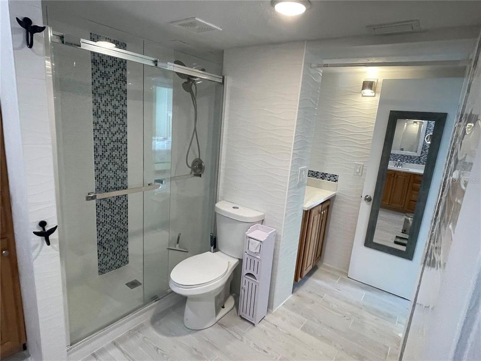 For Sale: $195,000 (2 beds, 1 baths, 936 Square Feet)