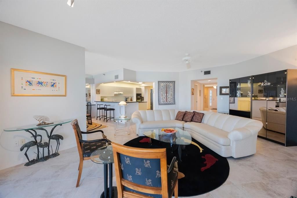 En Venta: $819,000 (3 camas, 2 baños, 1990 Pies cuadrados)