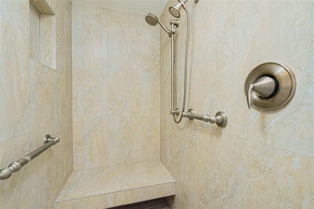 En Venta: $625,000 (2 camas, 2 baños, 2420 Pies cuadrados)