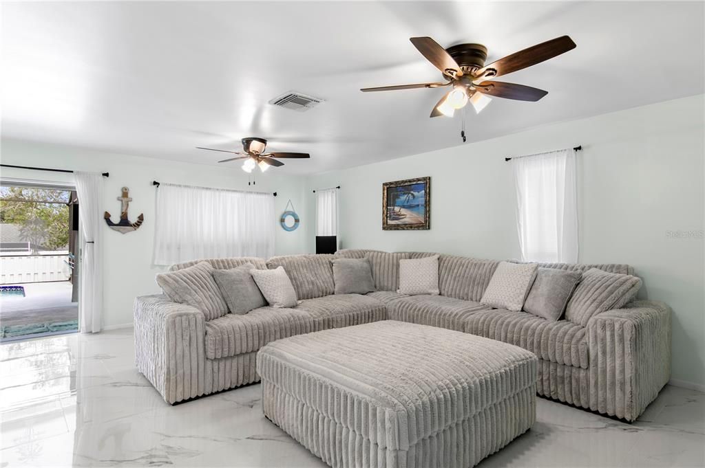 For Sale: $325,000 (3 beds, 2 baths, 1413 Square Feet)