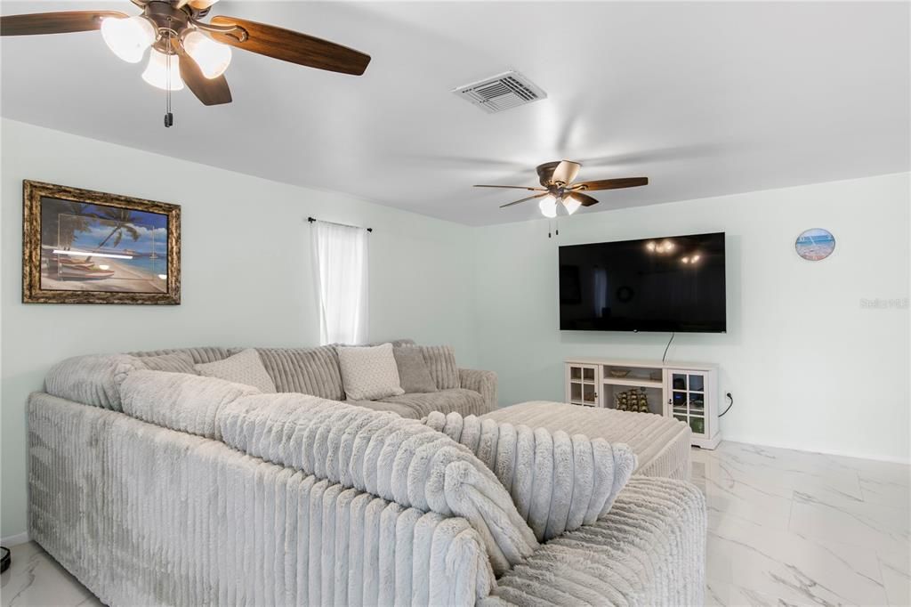 For Sale: $325,000 (3 beds, 2 baths, 1413 Square Feet)