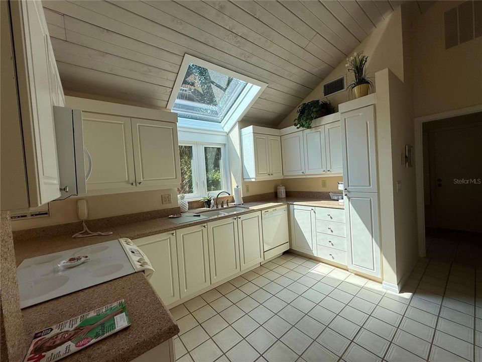 Activo con contrato: $460,000 (3 camas, 2 baños, 2315 Pies cuadrados)