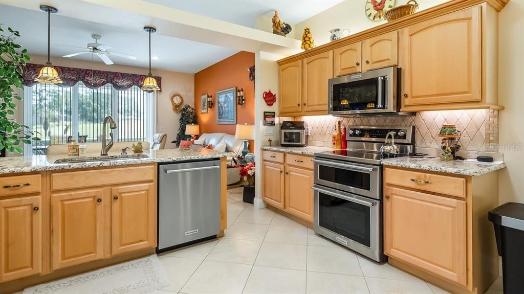 На продажу: $449,900 (2 спален, 2 ванн, 2010 Квадратных фут)