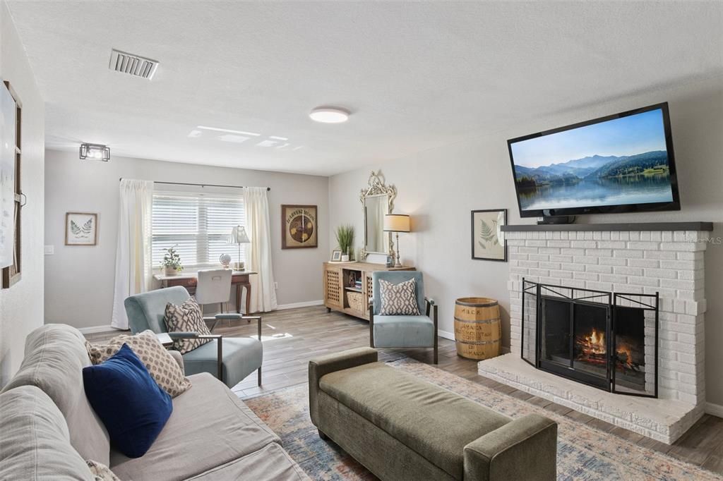 For Sale: $275,000 (3 beds, 2 baths, 1652 Square Feet)