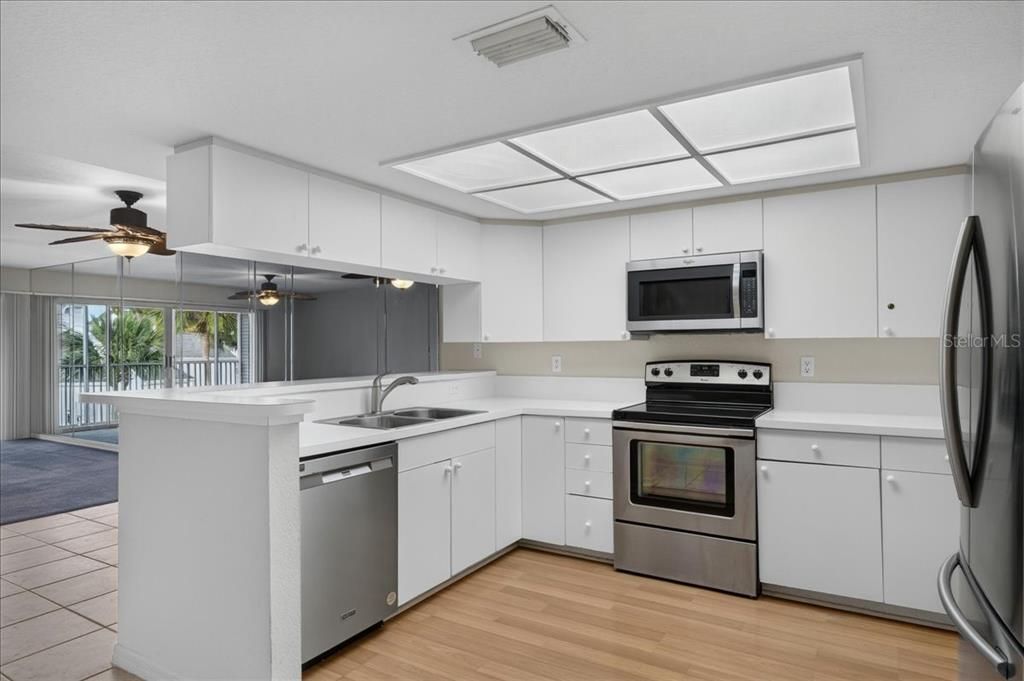 На продажу: $399,999 (3 спален, 3 ванн, 2174 Квадратных фут)