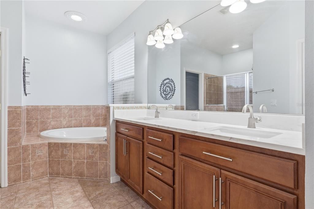 En Venta: $649,000 (4 camas, 3 baños, 2918 Pies cuadrados)