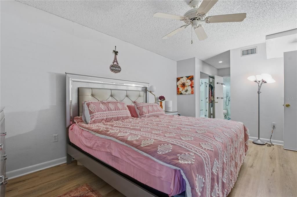 На продажу: $287,999 (3 спален, 3 ванн, 1844 Квадратных фут)