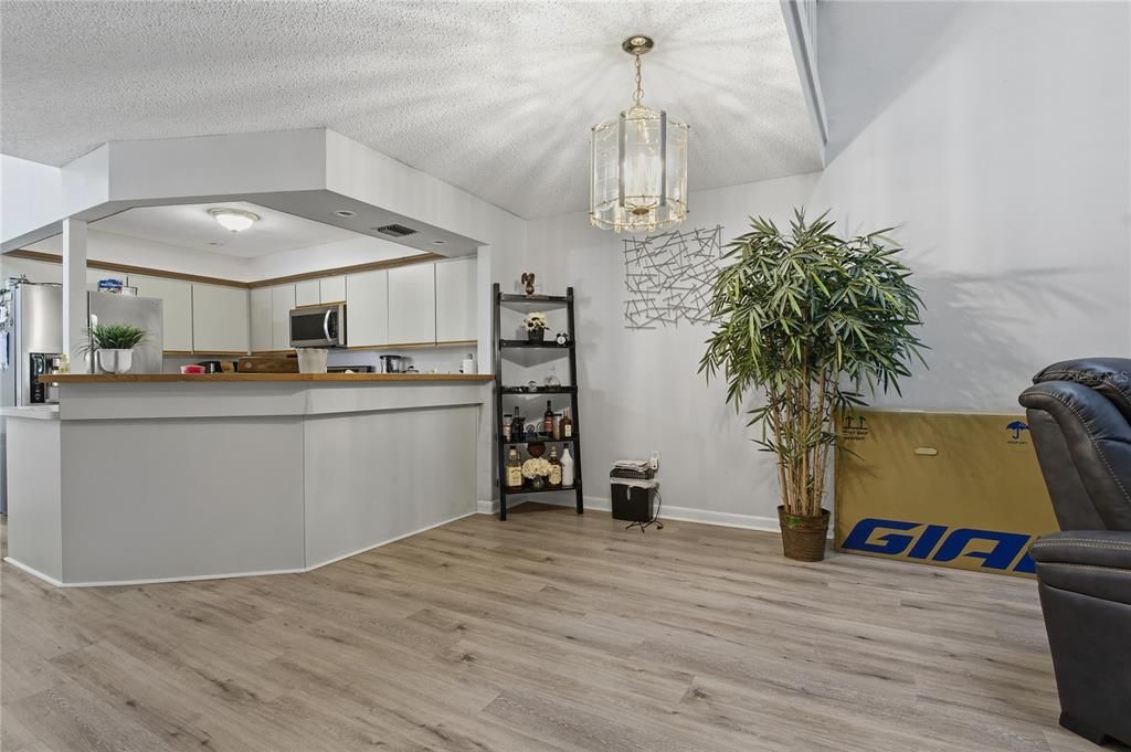 На продажу: $287,999 (3 спален, 3 ванн, 1844 Квадратных фут)