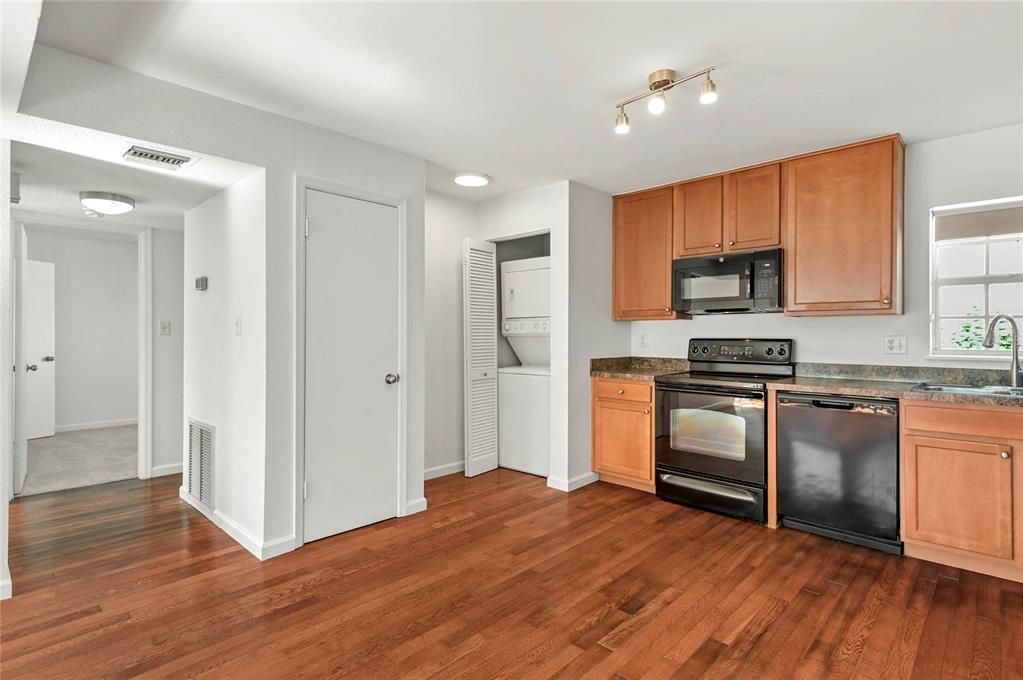 For Sale: $225,000 (2 beds, 1 baths, 835 Square Feet)