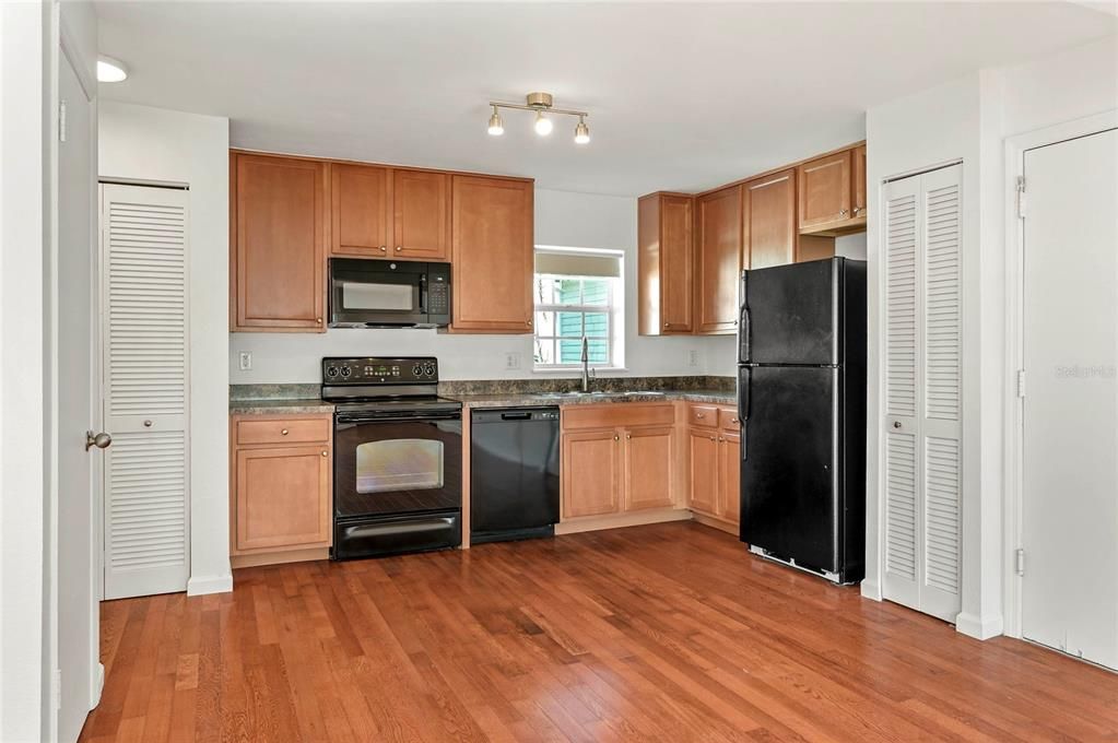 For Sale: $225,000 (2 beds, 1 baths, 835 Square Feet)