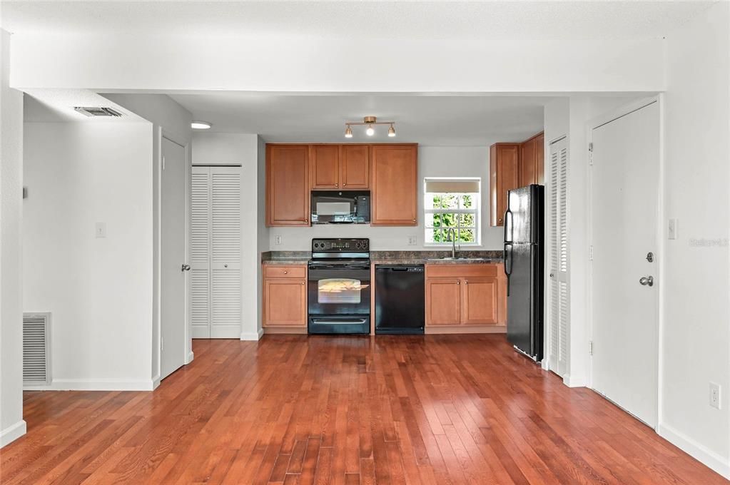 For Sale: $225,000 (2 beds, 1 baths, 835 Square Feet)