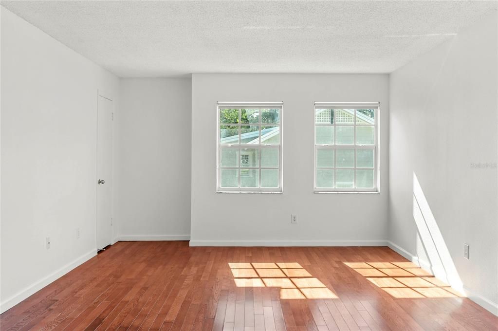 For Sale: $225,000 (2 beds, 1 baths, 835 Square Feet)