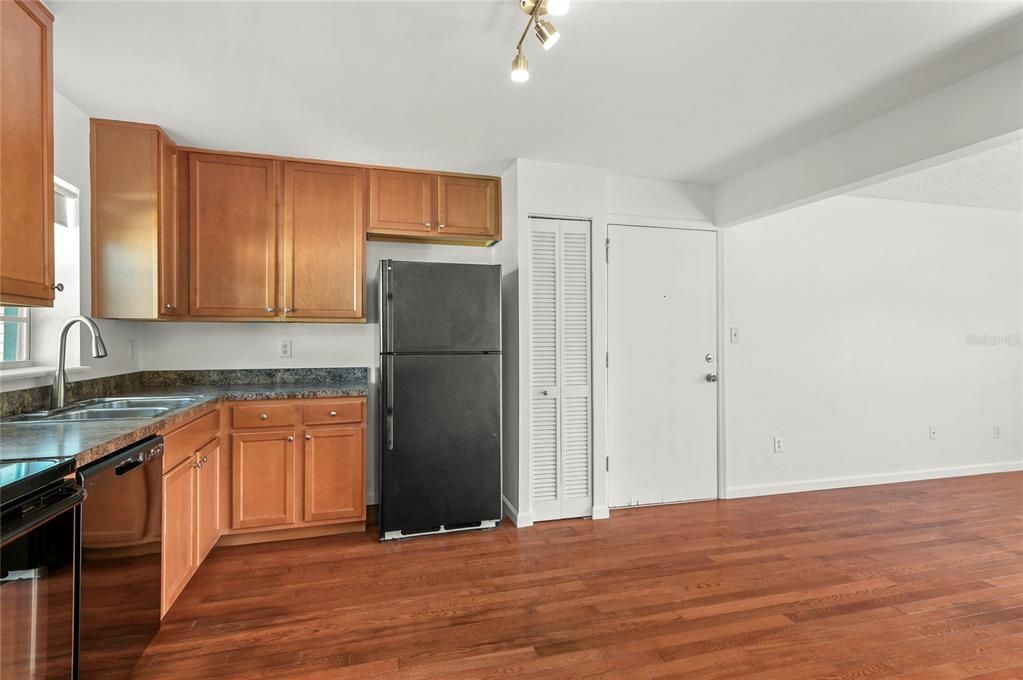 For Sale: $225,000 (2 beds, 1 baths, 835 Square Feet)