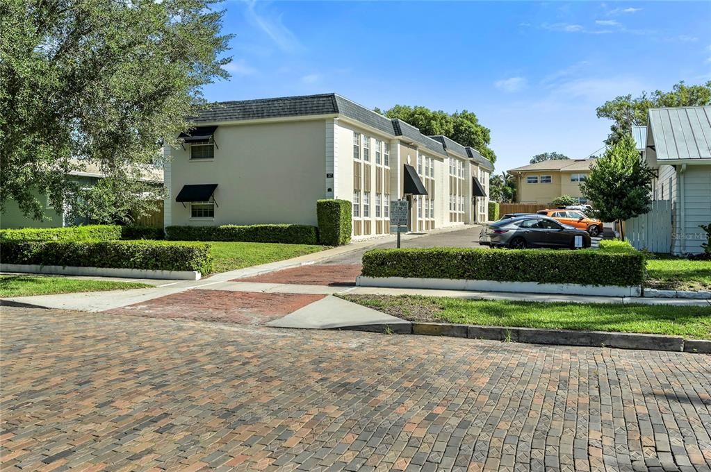 For Sale: $225,000 (2 beds, 1 baths, 835 Square Feet)