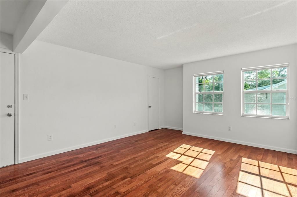 For Sale: $225,000 (2 beds, 1 baths, 835 Square Feet)