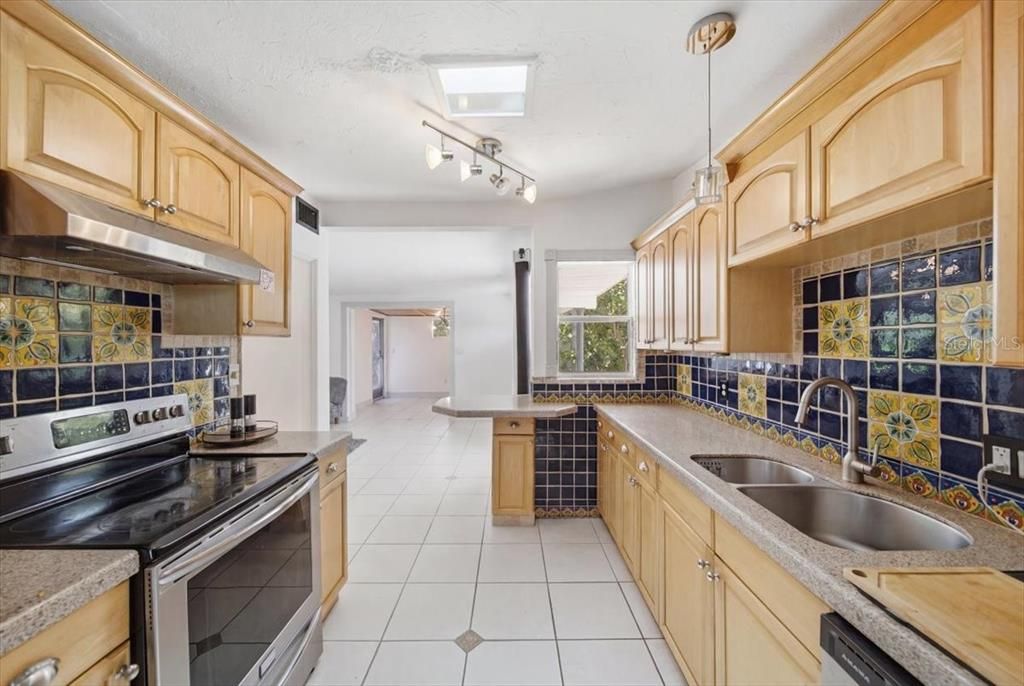 На продажу: $315,000 (3 спален, 1 ванн, 1060 Квадратных фут)