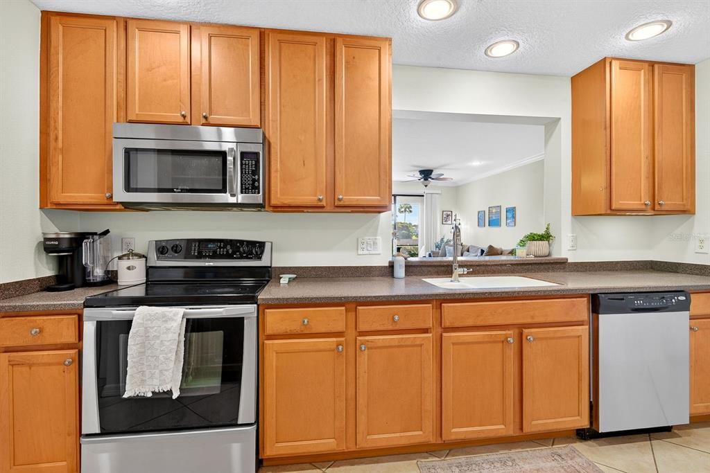 For Sale: $325,000 (3 beds, 2 baths, 1381 Square Feet)