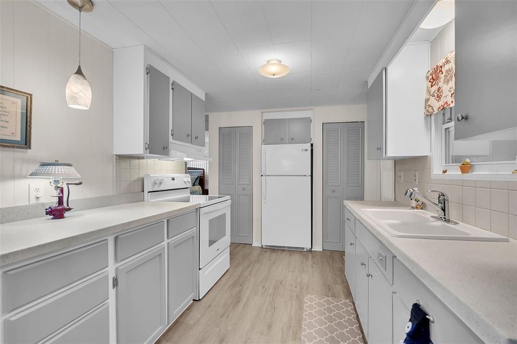 For Sale: $154,000 (2 beds, 2 baths, 1104 Square Feet)